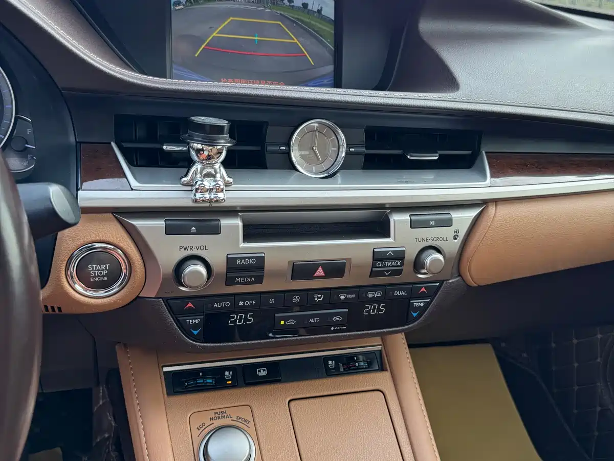 Lexus ES 2015 250 Elegance Edition фото 16