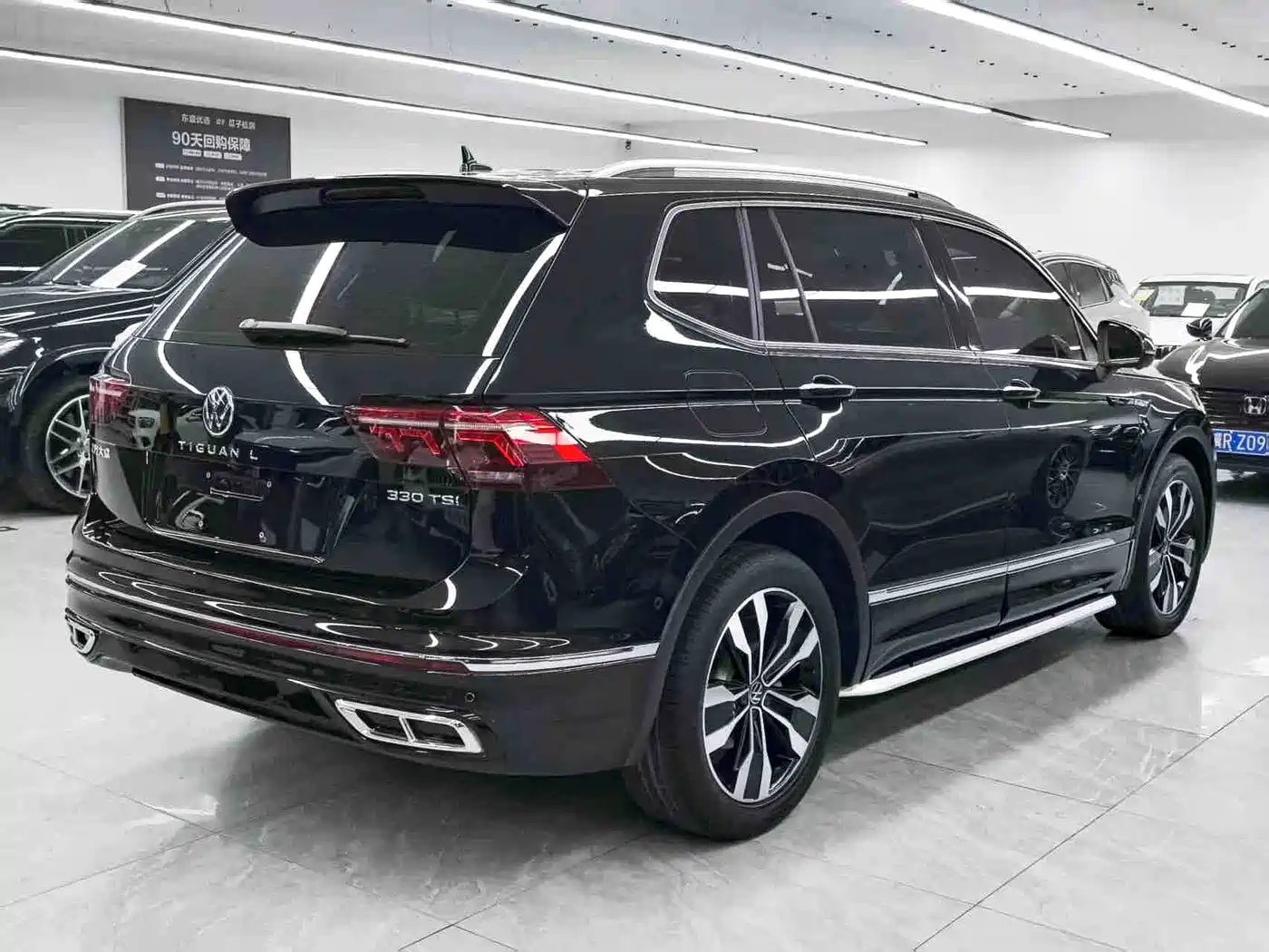 Volkswagen Tiguan L 2024 330TSI Automatic 2WD R-Line Premium Enjoyment Edition фото 6
