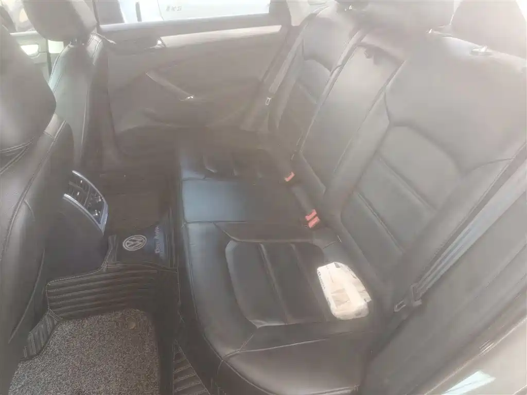 Volkswagen Passat 2014 1.8TSI DSG Luxury Edition фото 17