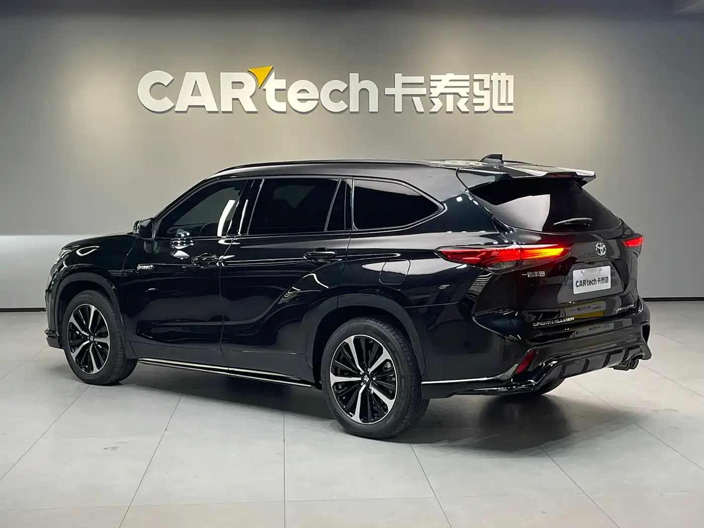 Toyota Crown Kluger 2021 2.5L HEV AWD Flagship Edition фото 6