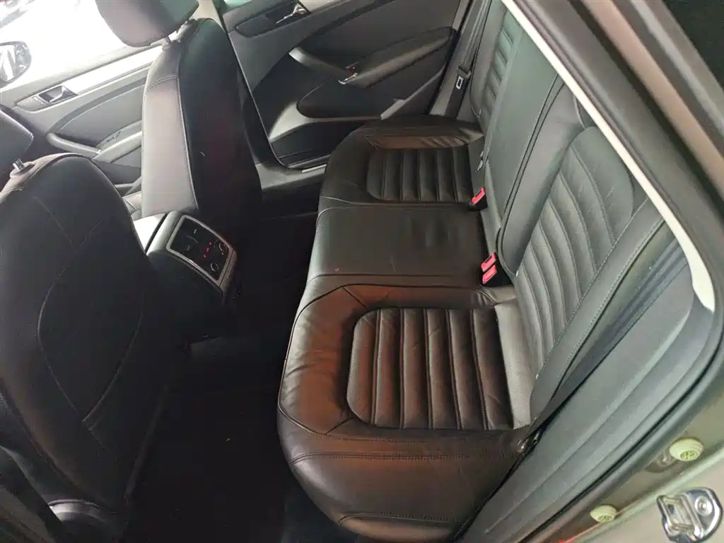 Volkswagen Passat 2015 1.8TSI DSG Prestige Edition фото 17