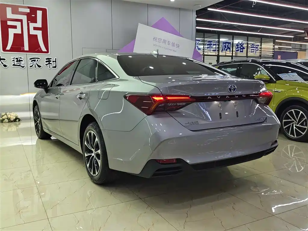Toyota Avalon 2023 Hybrid 2.5L Luxury Edition фото 4
