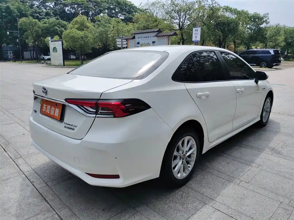 Toyota Corolla 2021 Hybrid 1.8L E-CVT Elite Edition фото 4