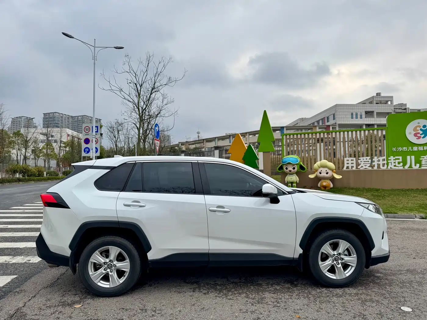 Toyota RAV4 Rongfang 2024 2.0L CVT FWD Urban Edition фото 17
