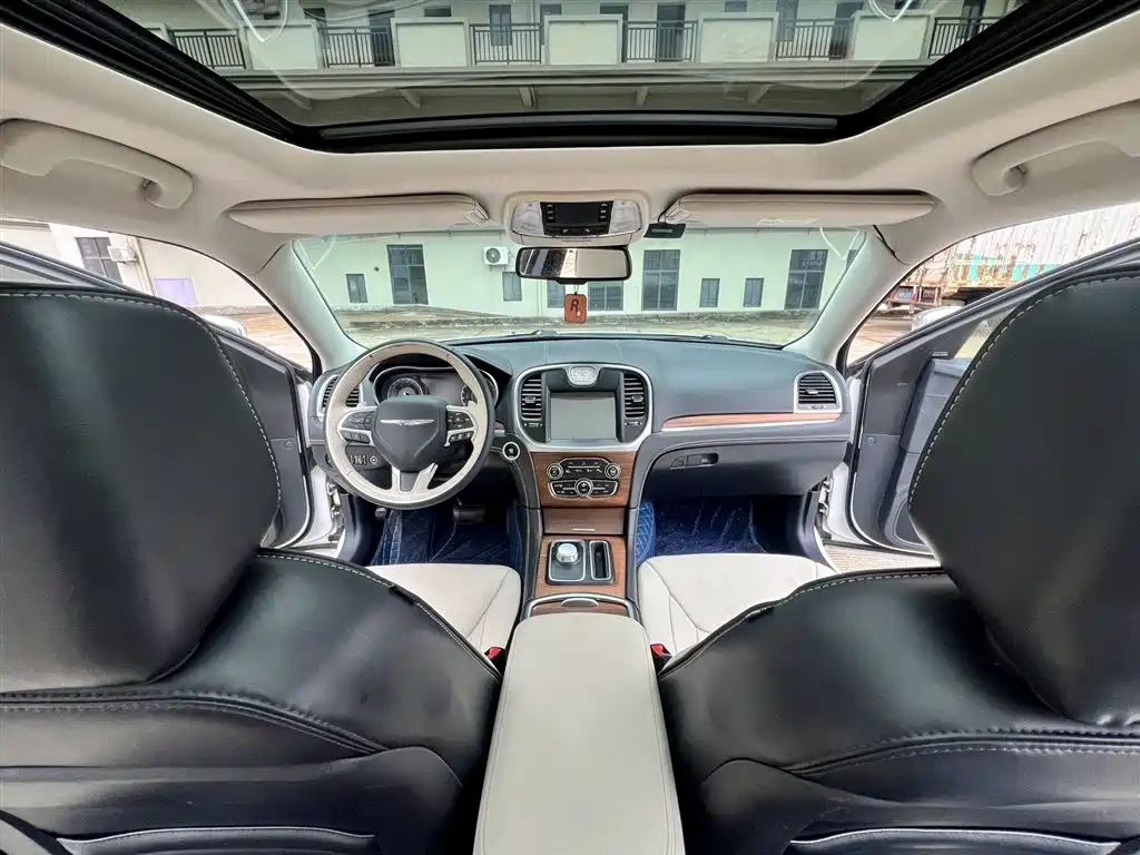 Chrysler 300C (Import) 2016 3.0L Beyond Edition фото 16