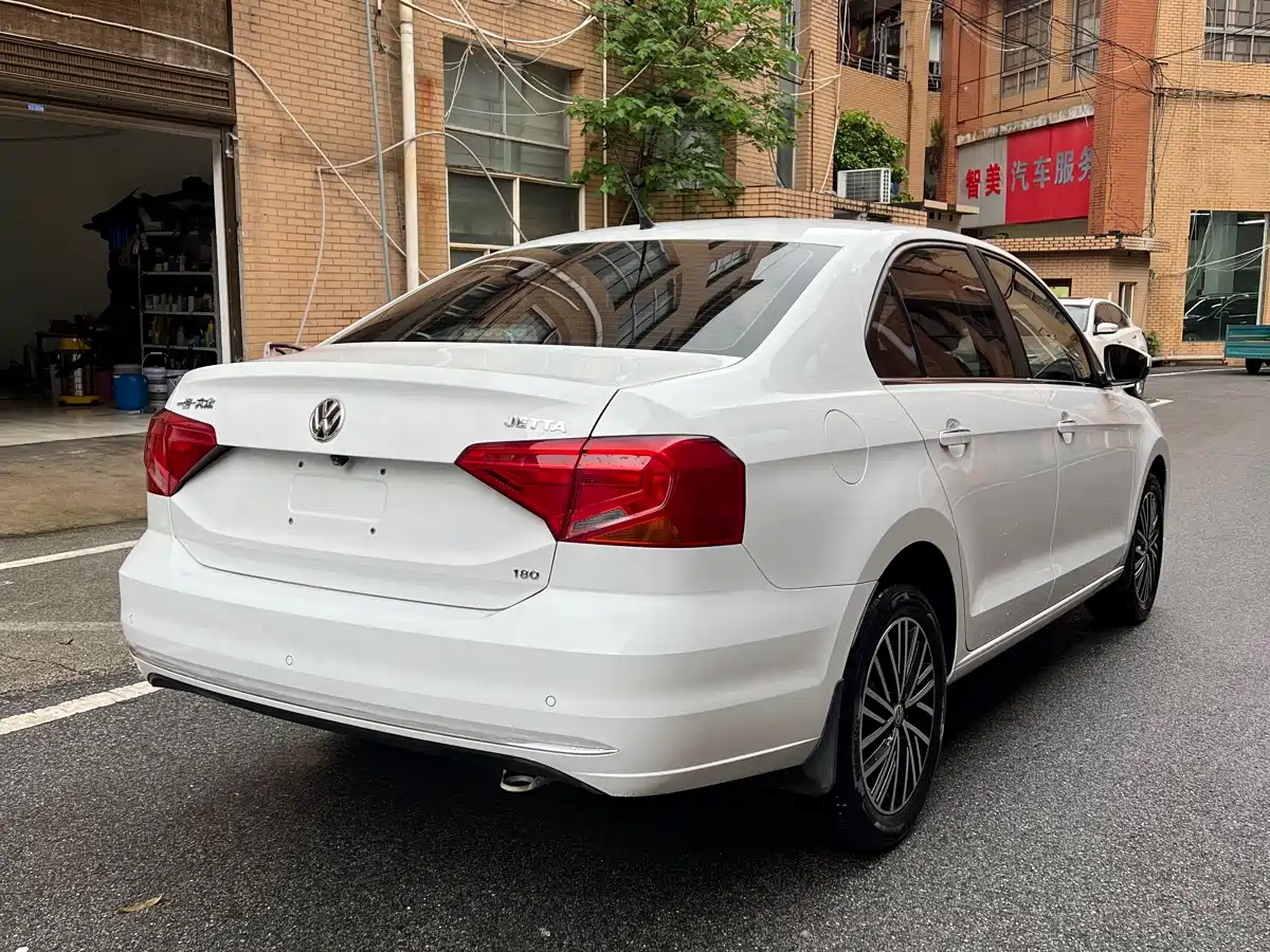 Volkswagen Jetta 2019 Dream Edition 1.5L Manual Comfort фото 4