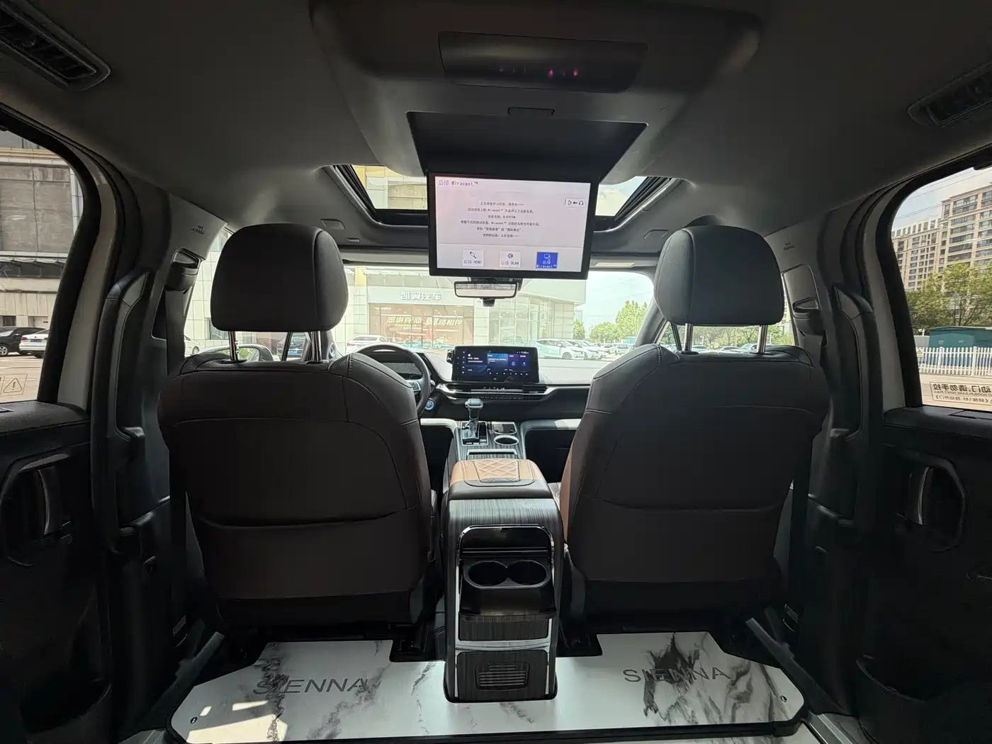 Toyota Sienna 2023 2.5L Hybrid Platinum Edition фото 12