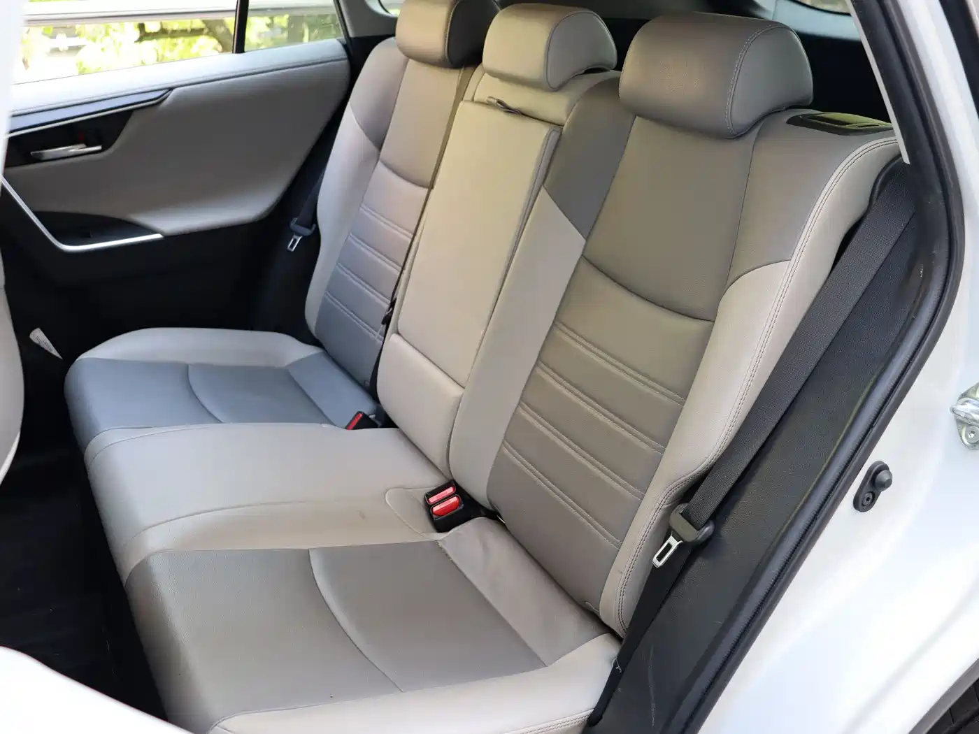 Toyota RAV4 Rongfang 2020 Hybrid 2.5L E-CVT AWD Flagship Edition фото 20