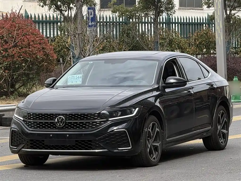 Volkswagen Passat 2025 Outstanding 380TSI Starlight Dragon Soaring Edition