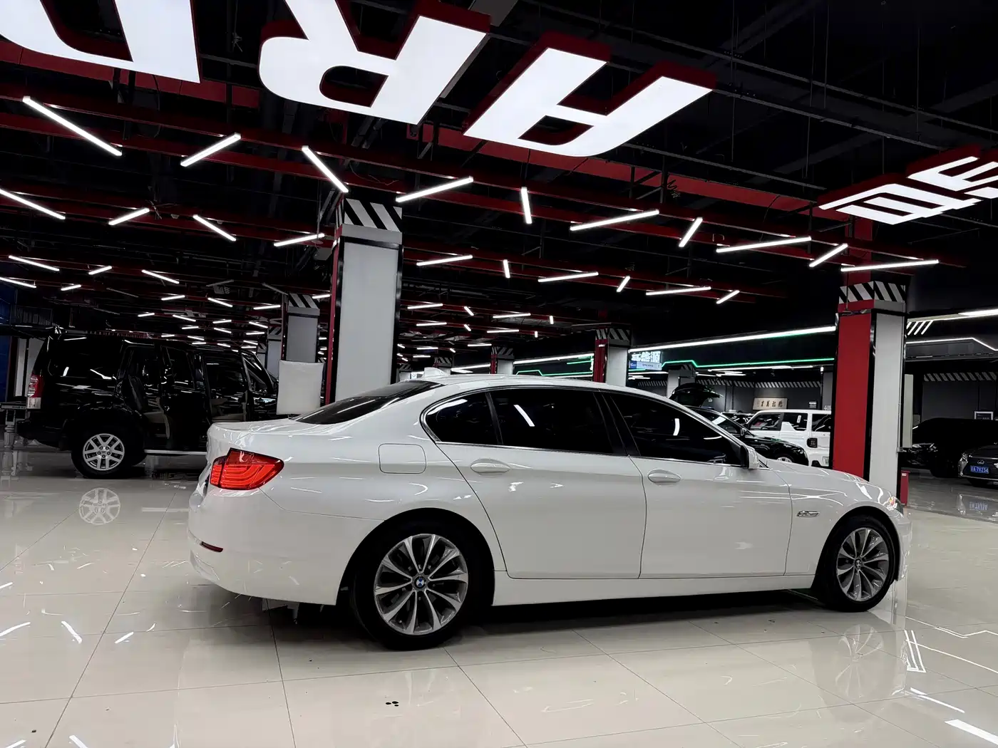 BMW 5 Series 2014 525Li Luxury Design Package фото 6