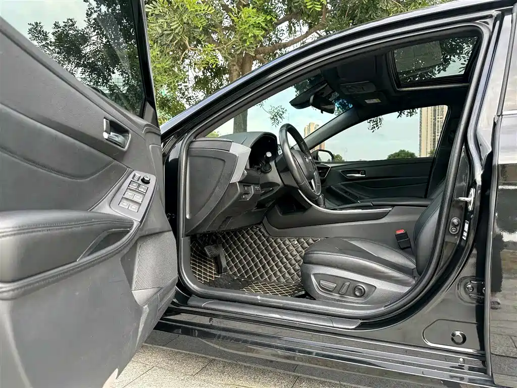 Toyota Avalon 2019 Hybrid 2.5L Luxury Edition China V фото 4
