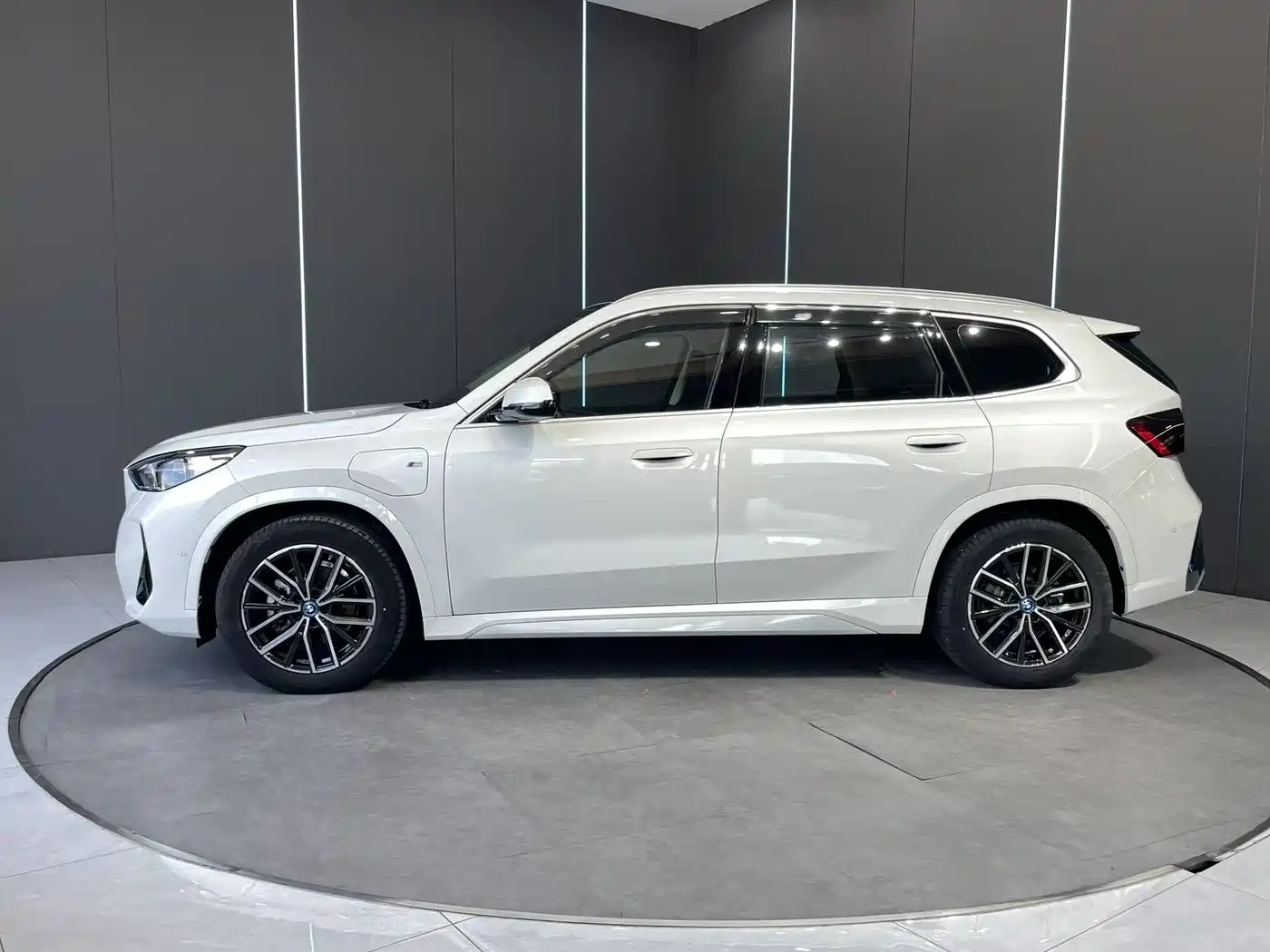 BMW iX1 2023 eDrive25L M Sport Package фото 4
