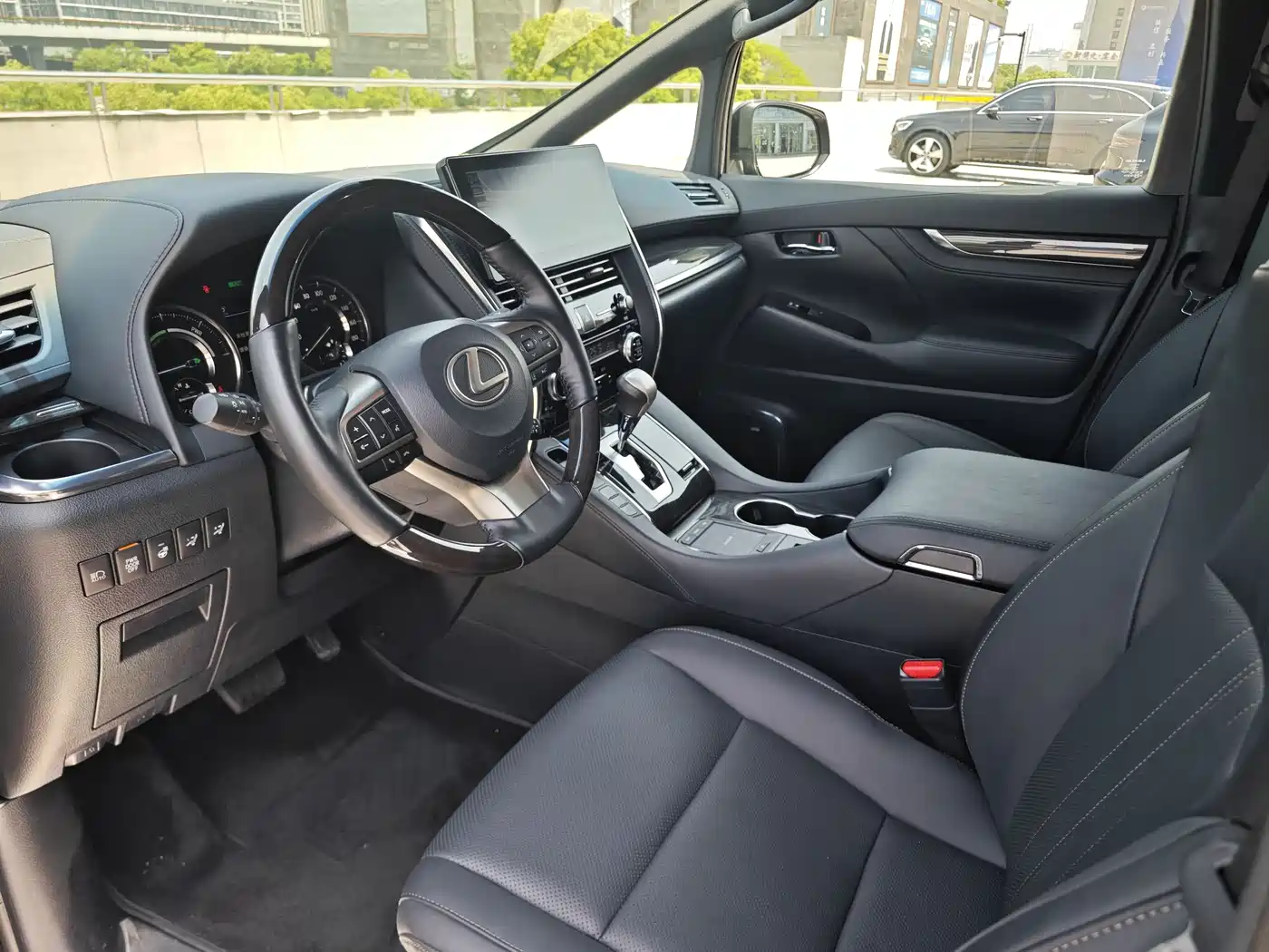 Lexus LM 2020 300h 4-Seat Imperial Edition фото 16