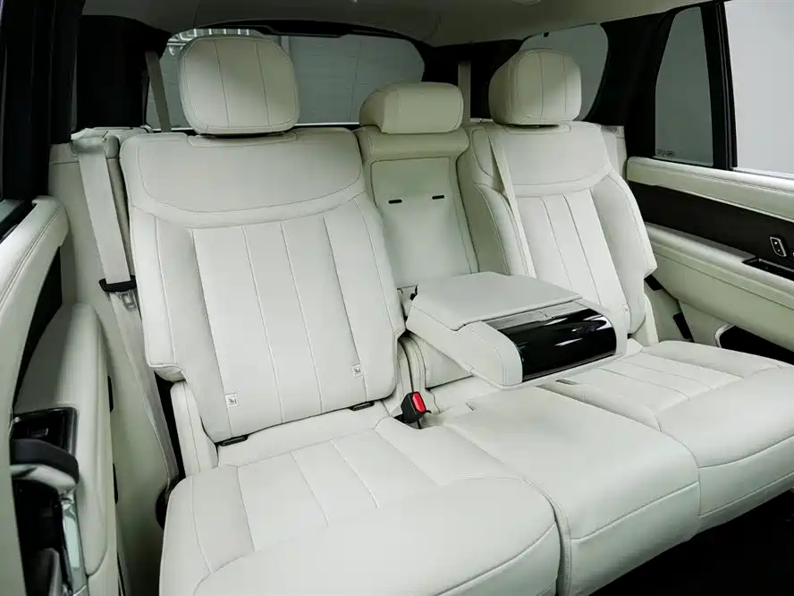 Land Rover Range Rover 2023 3.0 L6 400PS Golden Age 7-Seater Long Wheelbase фото 13