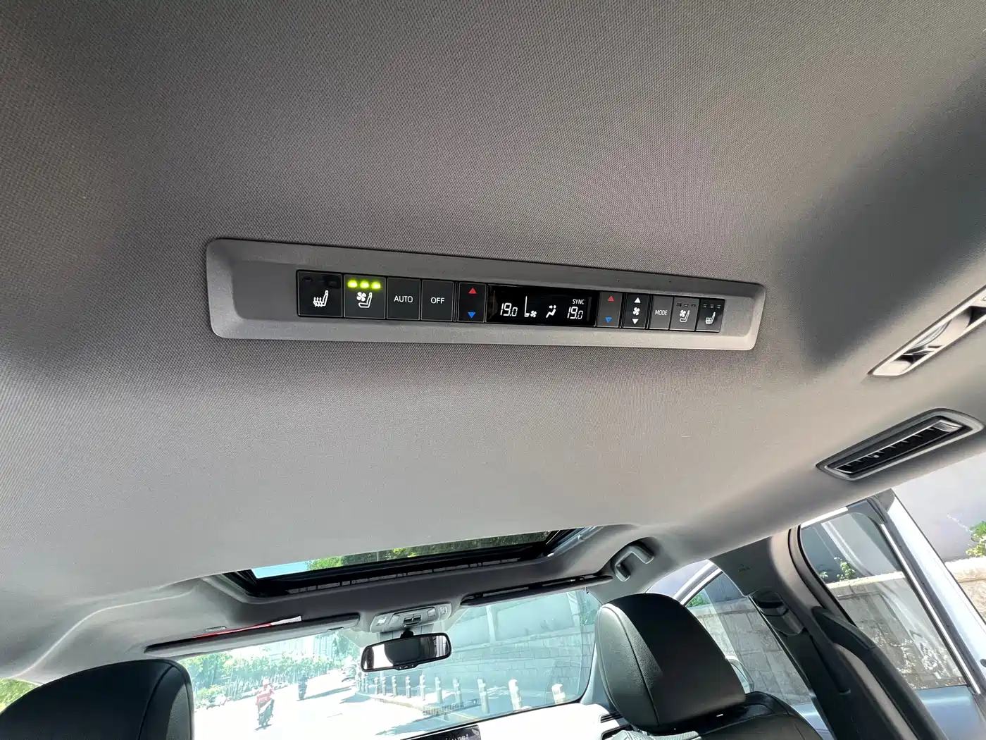 Toyota Sienna 2021 2.5L Hybrid Premium Edition фото 15