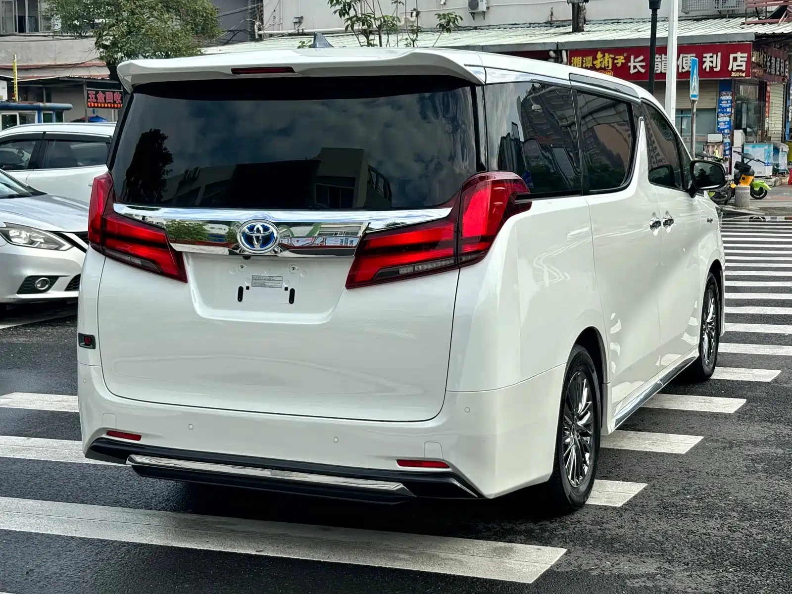 Фото 6 - Toyota Alphard