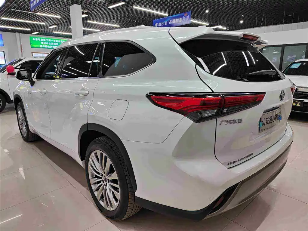 Toyota Highlander 2023 2.5L Smart Hybrid Dual Engine AWD Premium 7-Seater фото 6