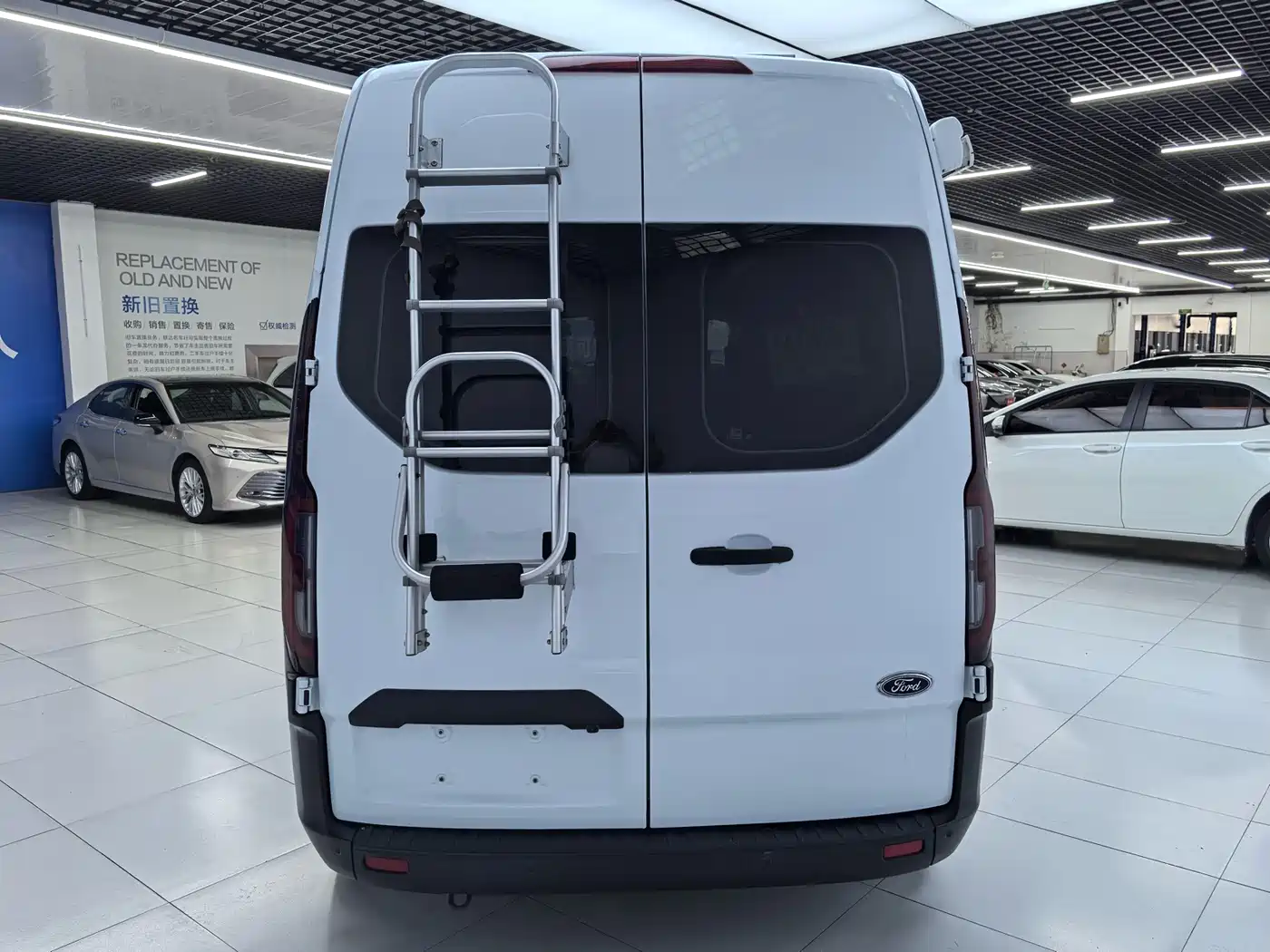 Ford Transit 2023 2023 Model 2.0T Diesel Automatic Multi-purpose Commercial Vehicle Medium Wheelbase Medium Roof 5/6 Seater