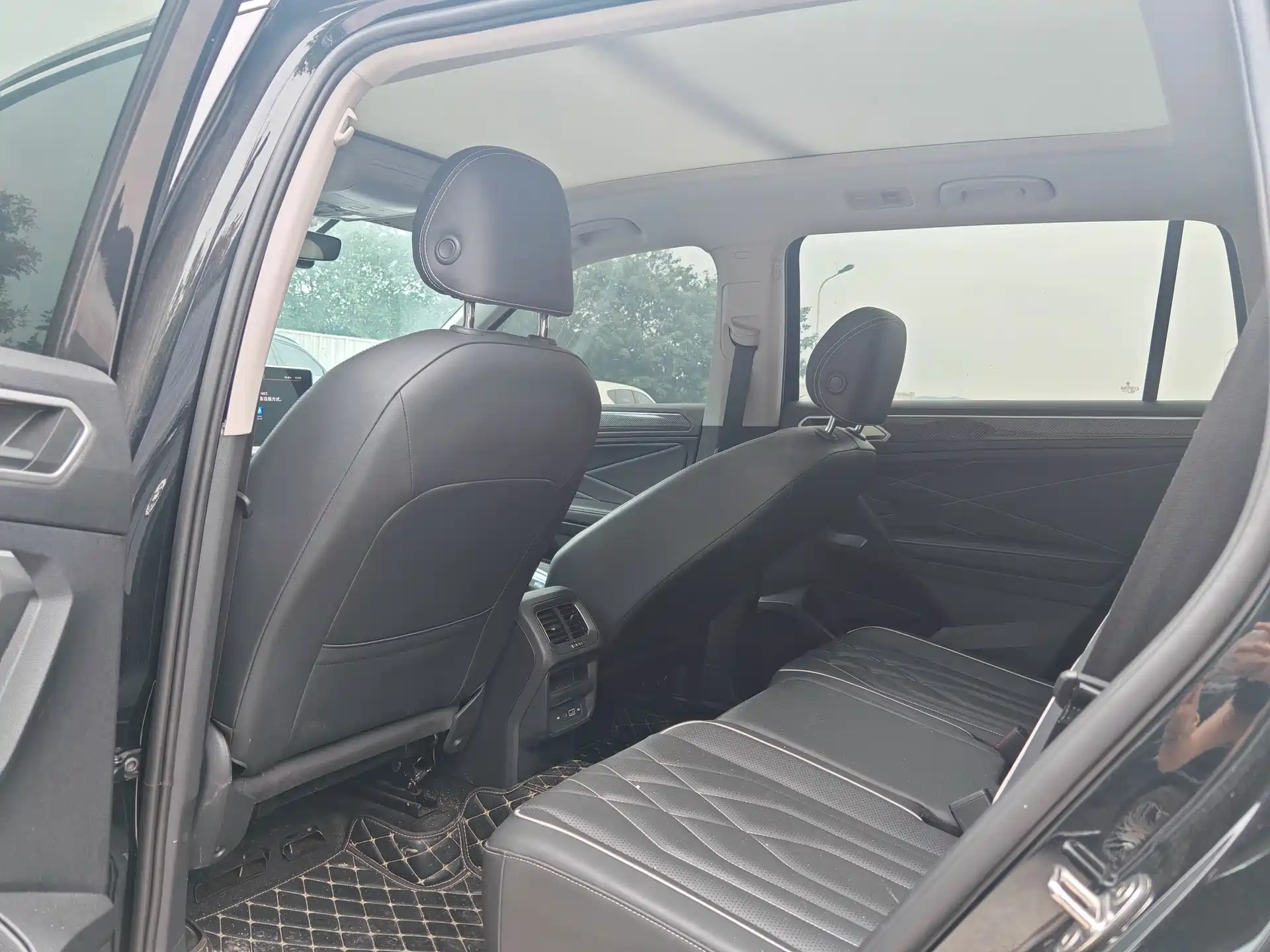 Photo 6 - Volkswagen Tiguan L