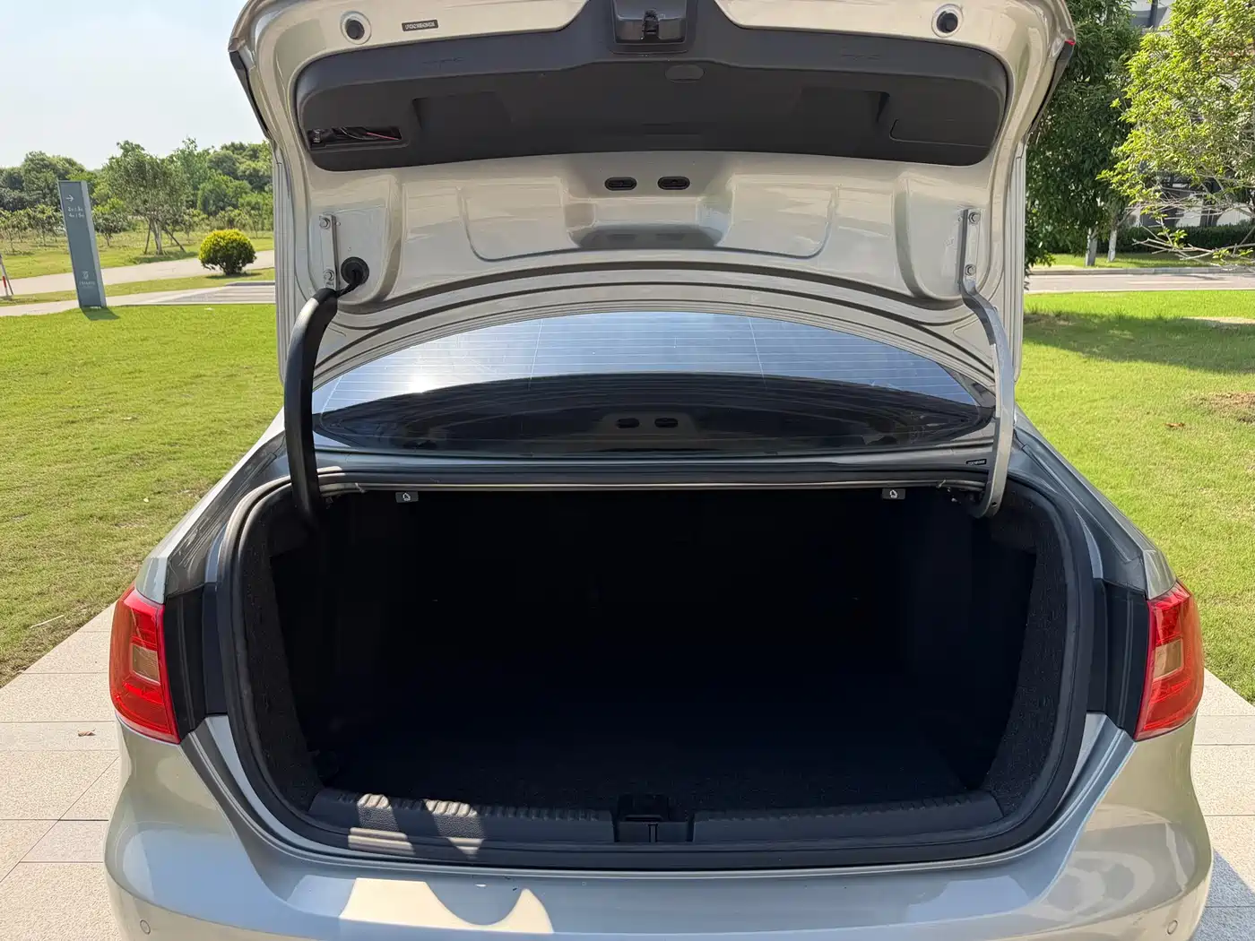 Volkswagen Sagitar 2015 1.6L Automatic Comfort фото 24