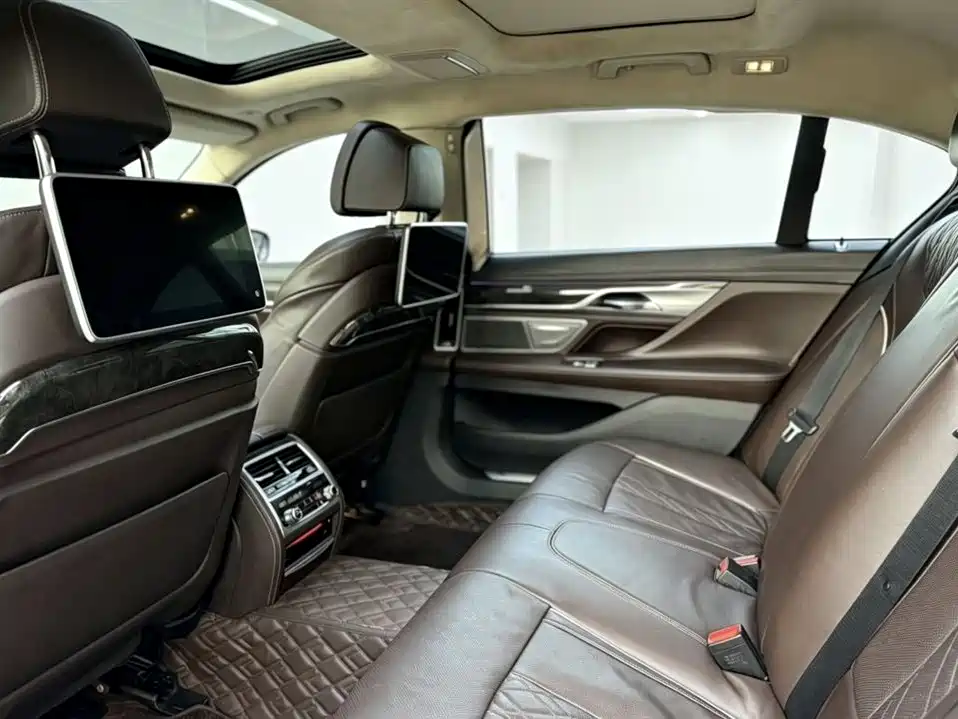 BMW 7 Series 2016 740Li Leading Edition фото 6