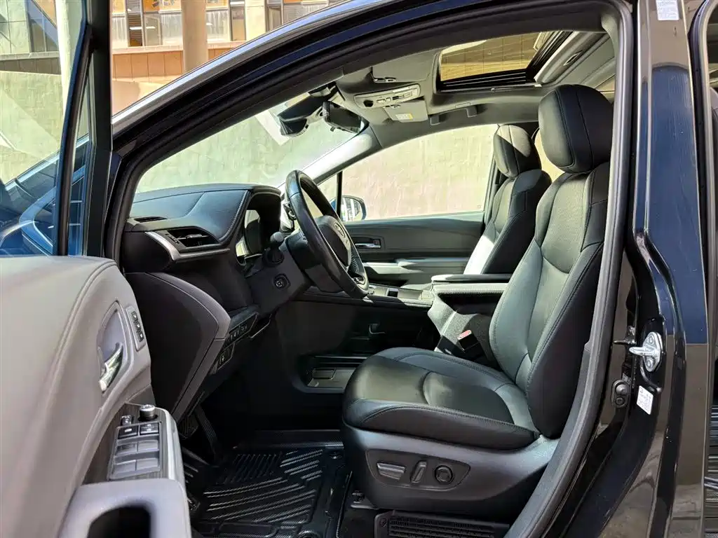 Toyota Granvia 2023 2.5L Hybrid VIP Edition фото 9