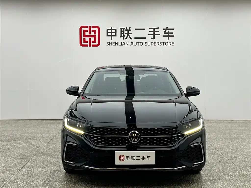 Volkswagen Passat 2022 330TSI Starlight Luxury Edition фото 2