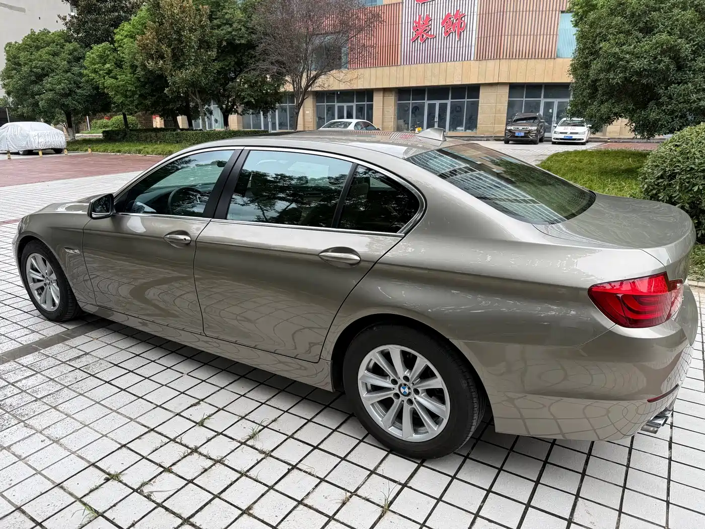 Photo 4 - BMW 5 Series