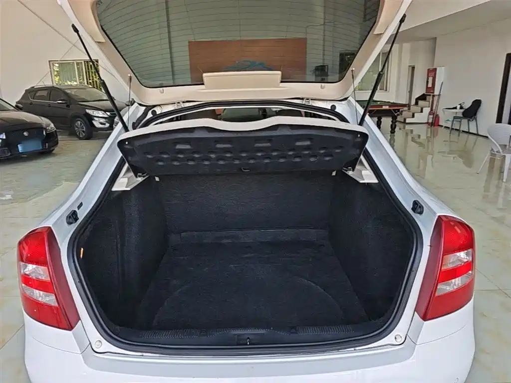 Škoda Octavia 2015 Classic 1.6L Automatic Elite Edition фото 19