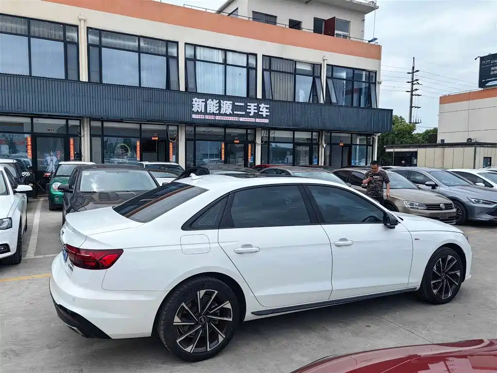 Audi A4L 2023 40 TFSI Luxury Sport фото 3