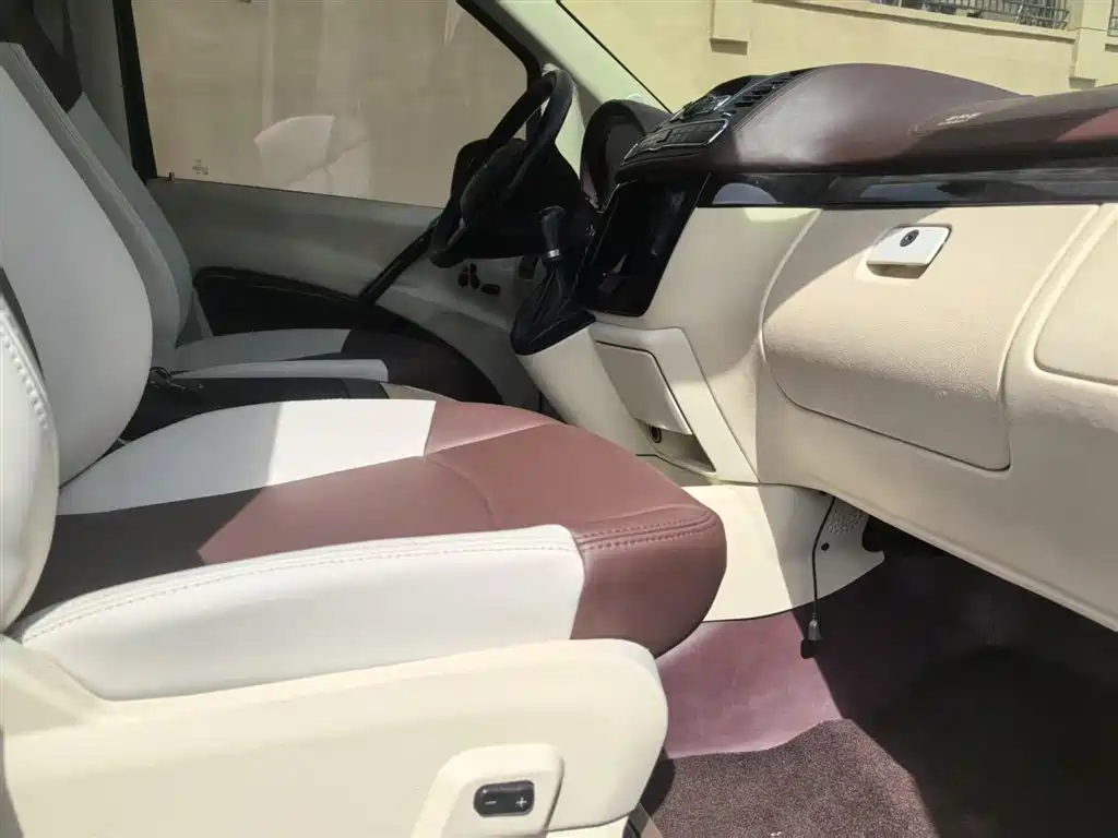 Mercedes-Benz Viano 2013 Model 3.0L Navigation Edition фото 4