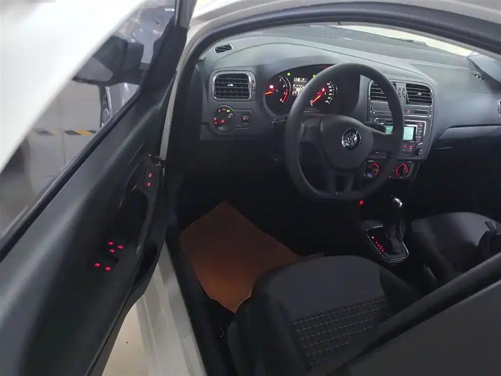Volkswagen Polo 2014 1.6L Automatic Comfort Edition фото 12