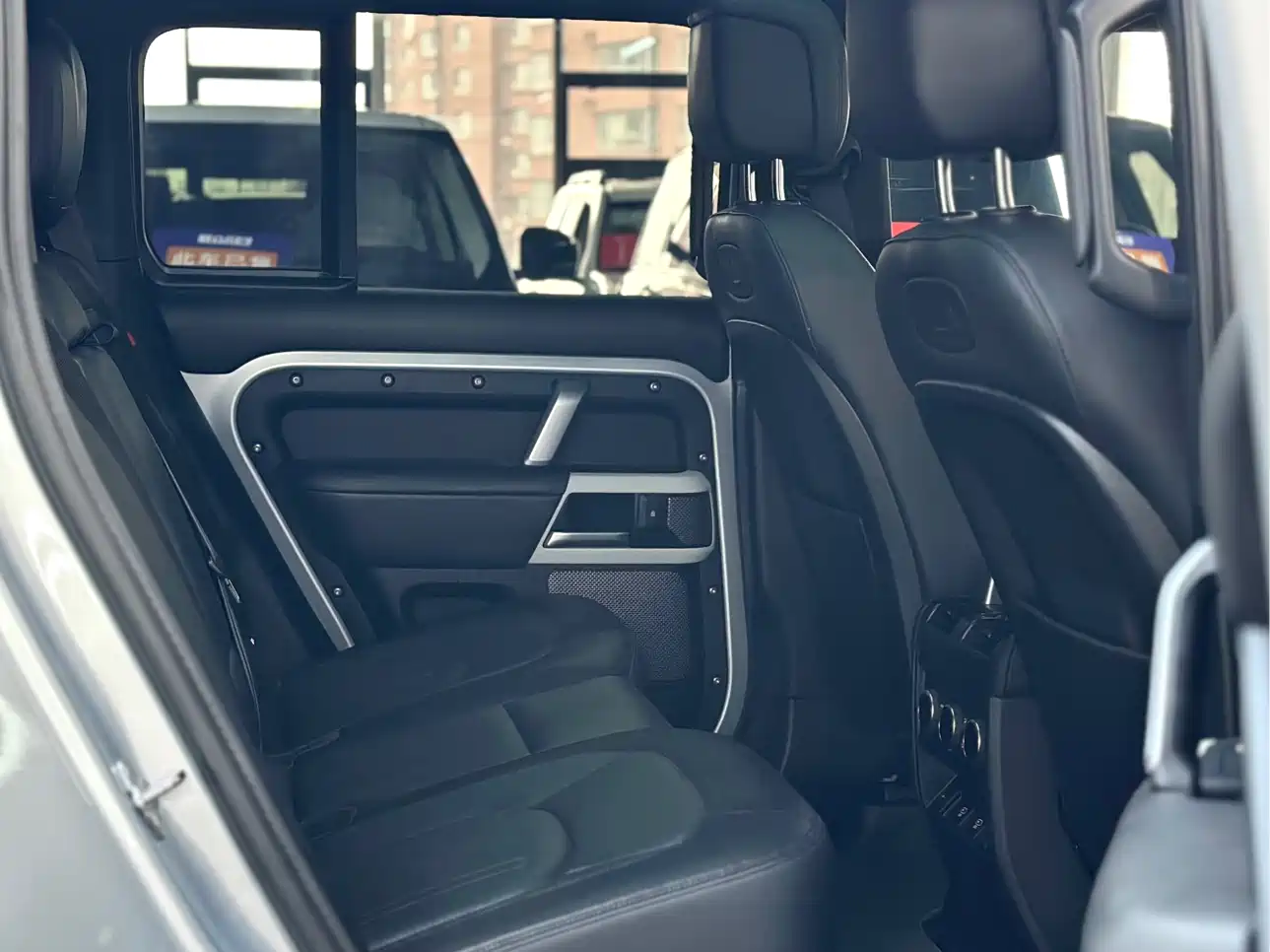 Land Rover Defender 2021 110 P400 X-DYNAMIC HSE фото 8
