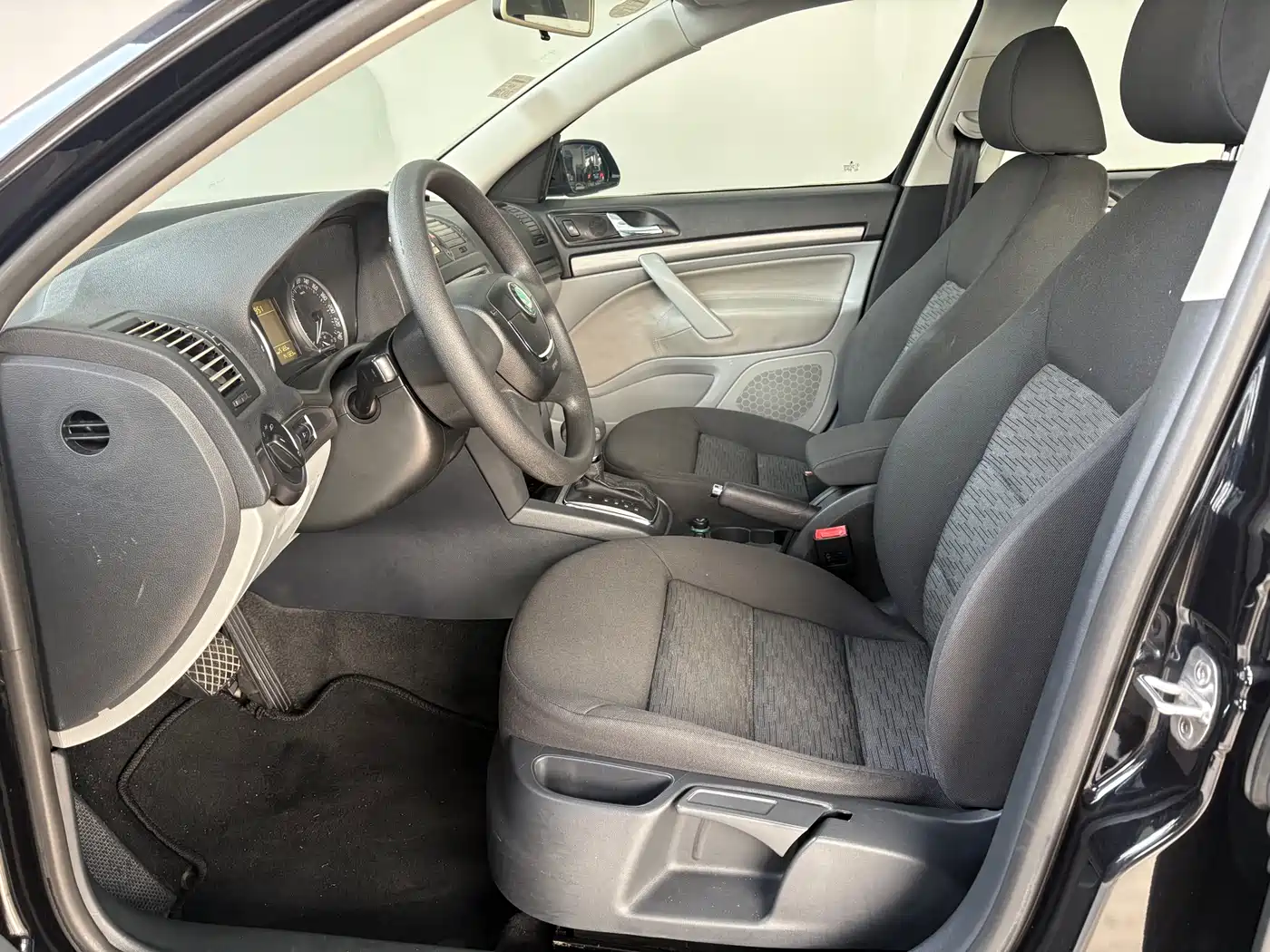 Škoda Octavia 2010 1.6L Auto Comfort фото 4