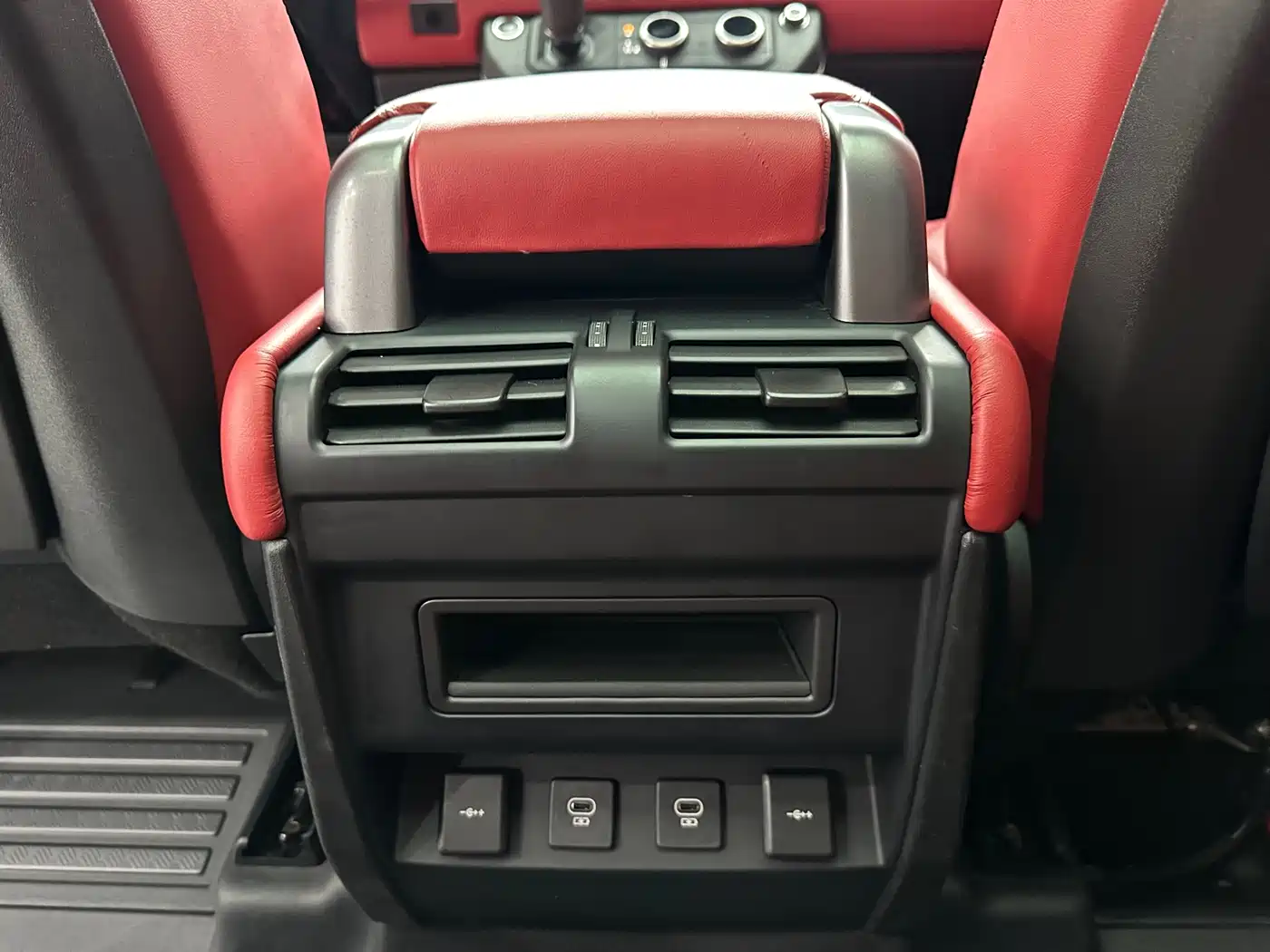 Land Rover Defender 2021 110 P400 SE фото 13