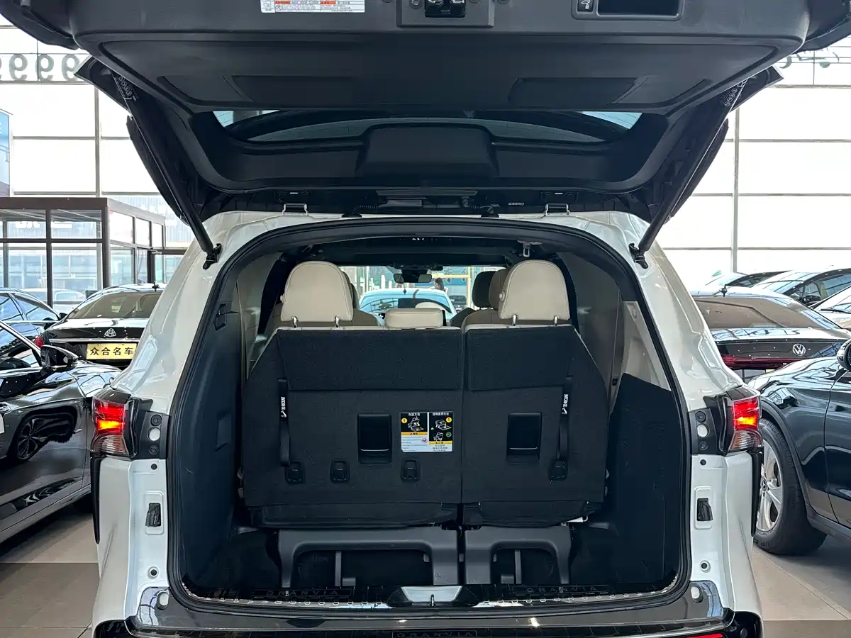Toyota Granvia 2023 2.5L Hybrid Prestige PLUS Edition фото 18