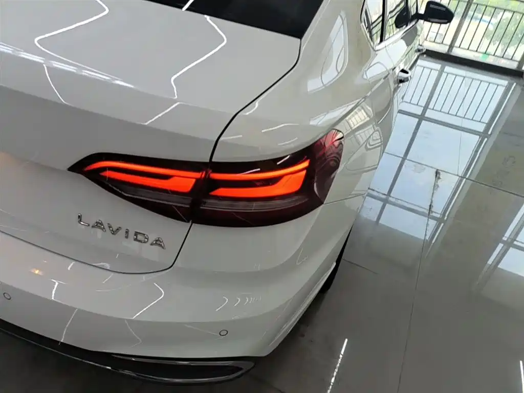 Volkswagen Lavida 2023 1.5L Auto Five Million Edition фото 8