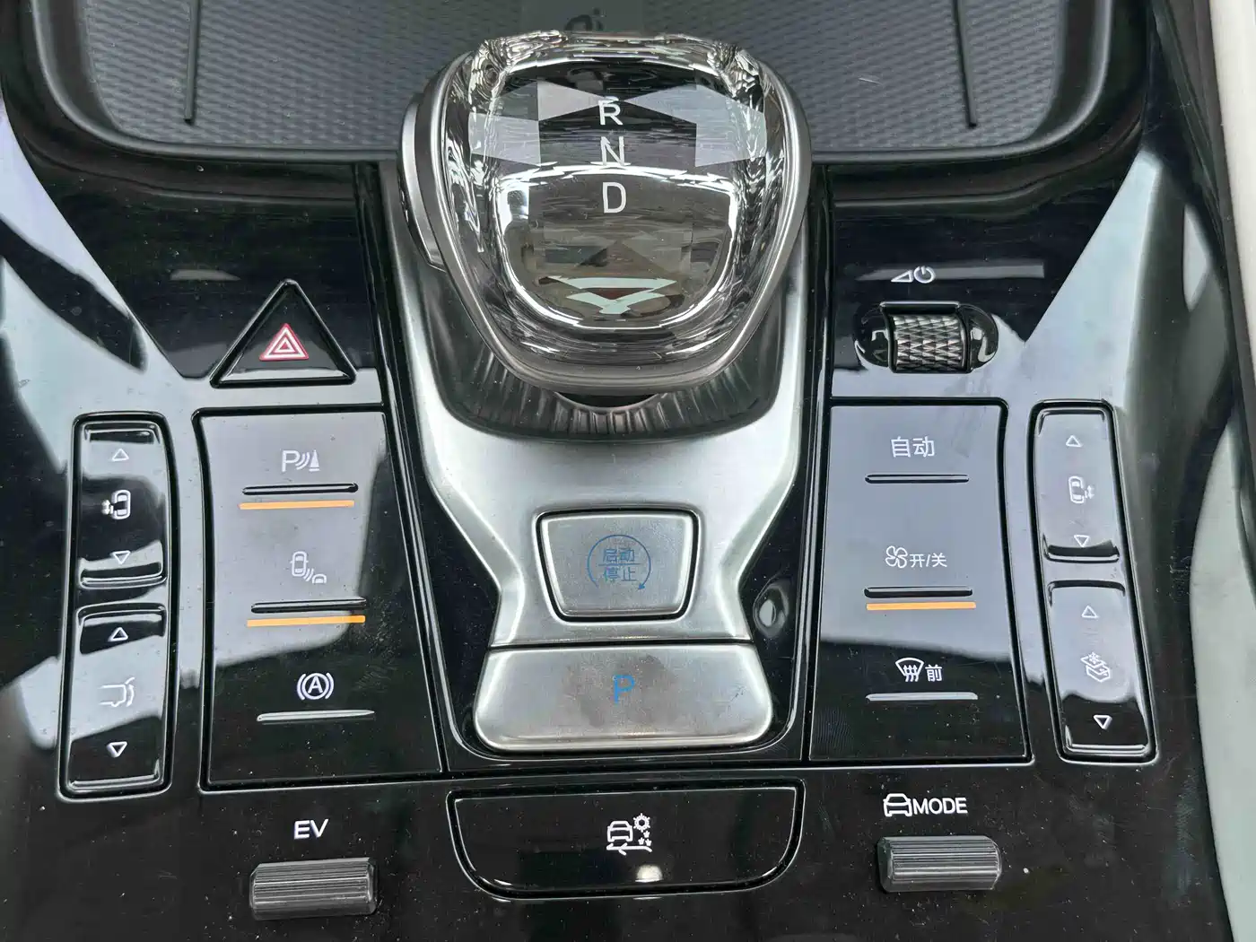 Denza D9 2024 DM-i 980 AWD Prestige фото 27