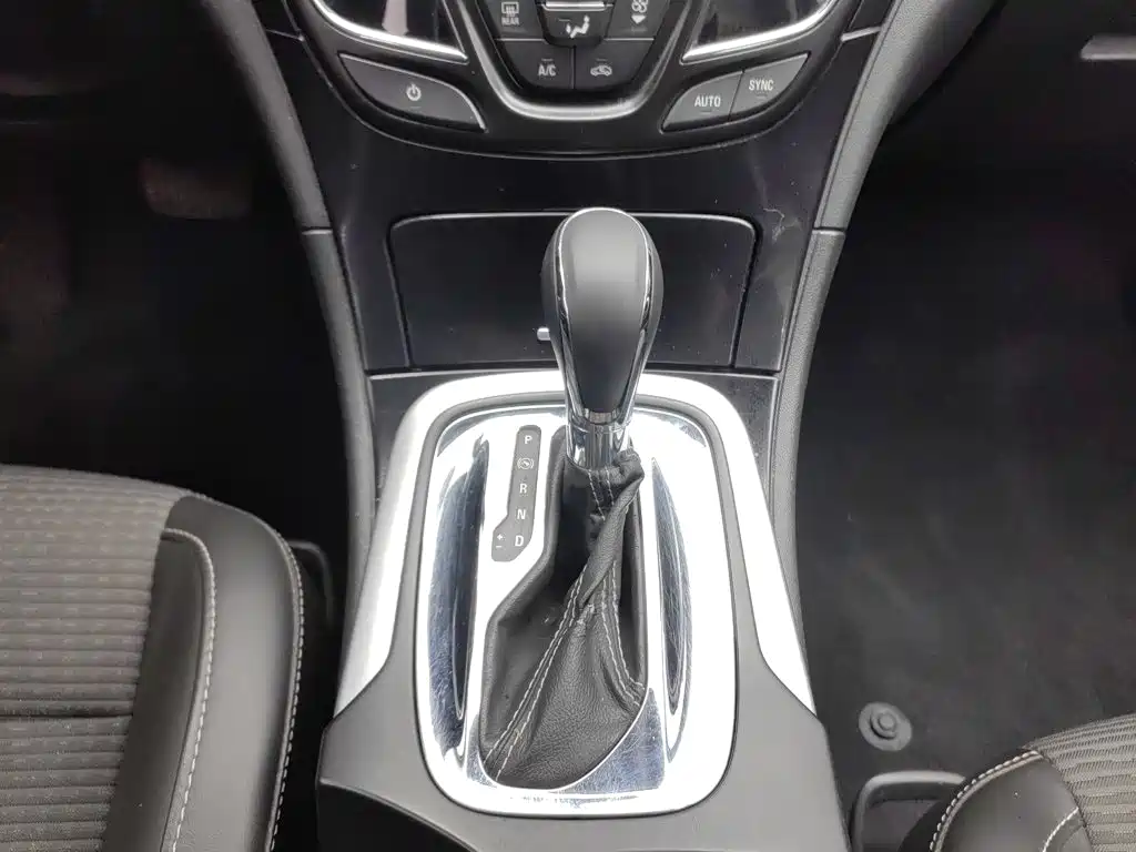 Photo 13 - Buick Regal