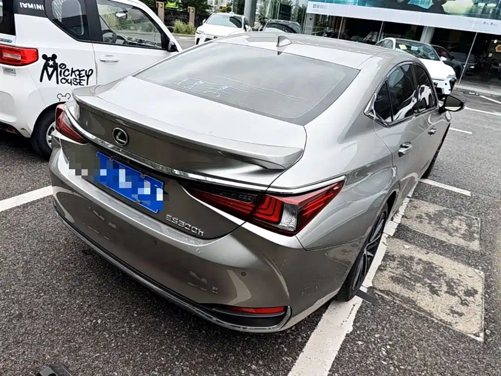 Lexus ES 2022 300h Ultimate Edition фото 12