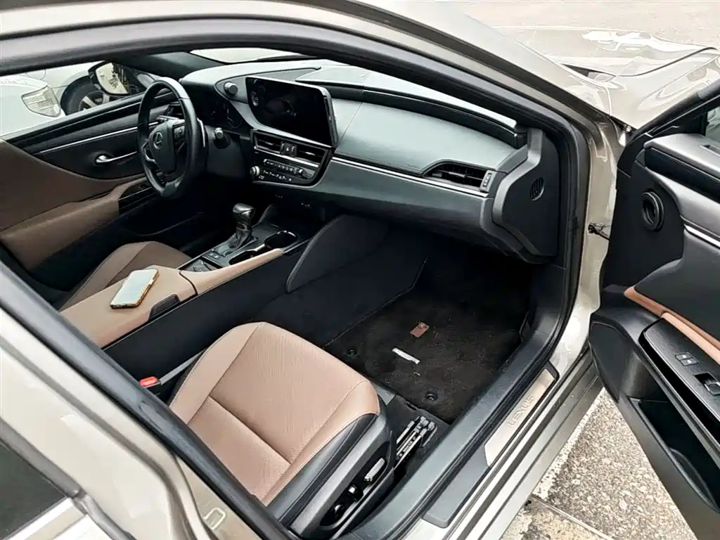 Lexus ES 2022 300h Ultimate Edition фото 11