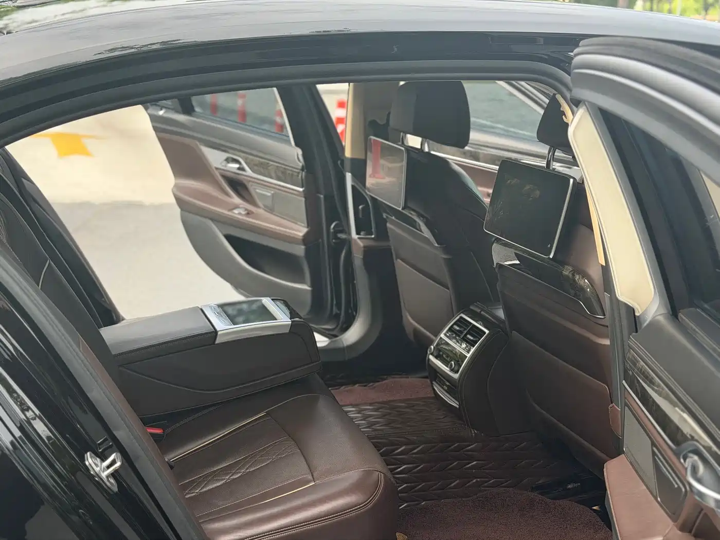 BMW 7 Series 2016 740Li Leading Edition фото 14