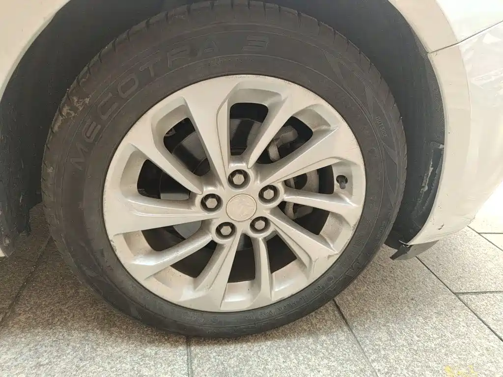 Photo 8 - Buick Verano