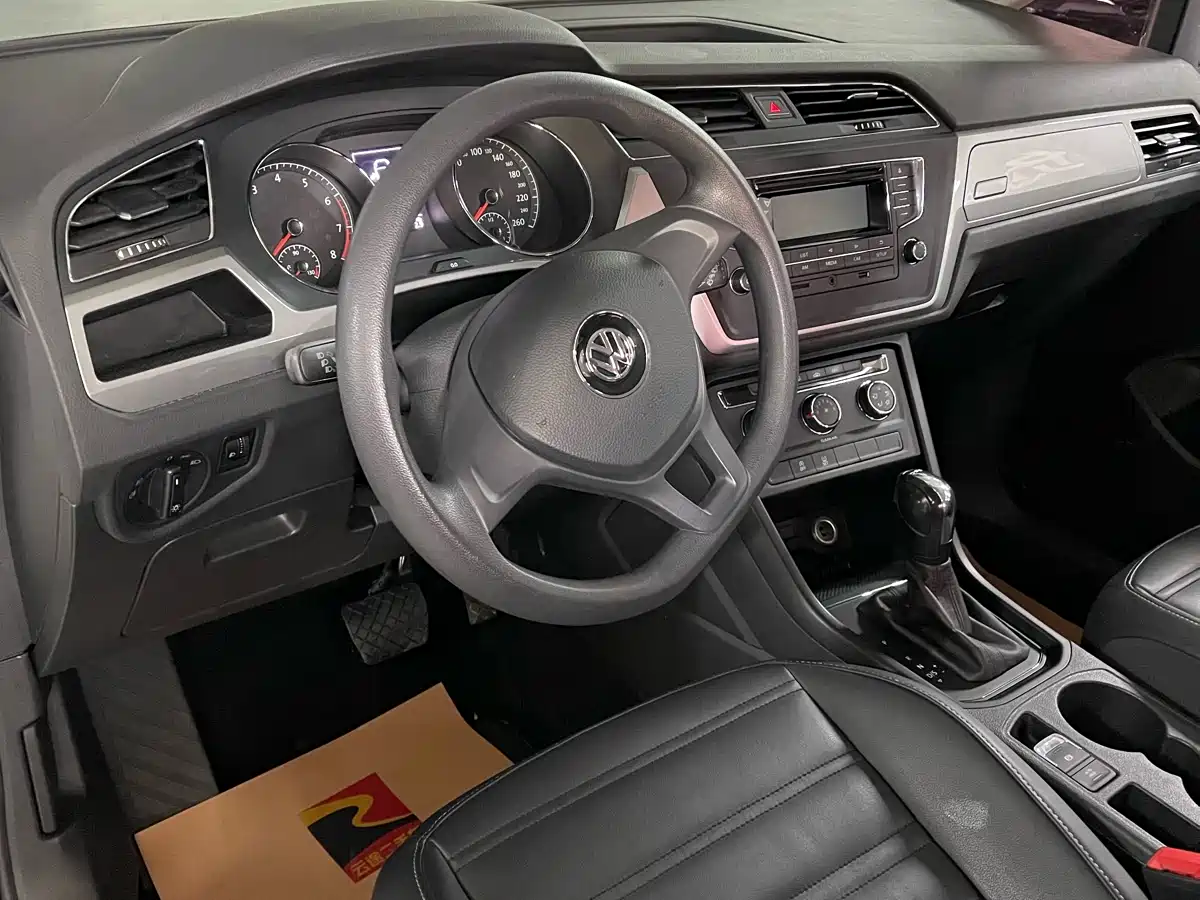 Volkswagen Touran 2018 Touran L 280TSI DSG Trendline 7-seater China V фото 4