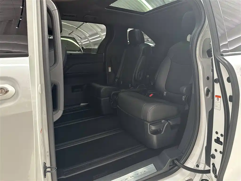 Toyota Granvia 2024 2.5L Hybrid Premium PLUS 4WD Edition фото 11