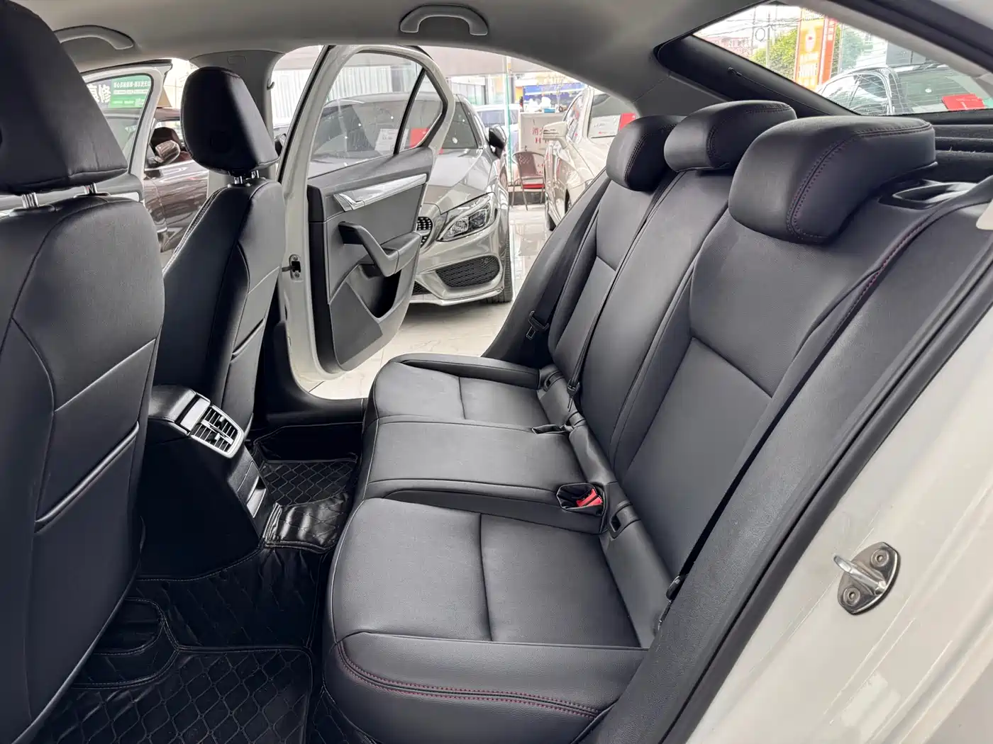 Škoda Octavia 2017 1.6L Automatic Pioneer Edition фото 7