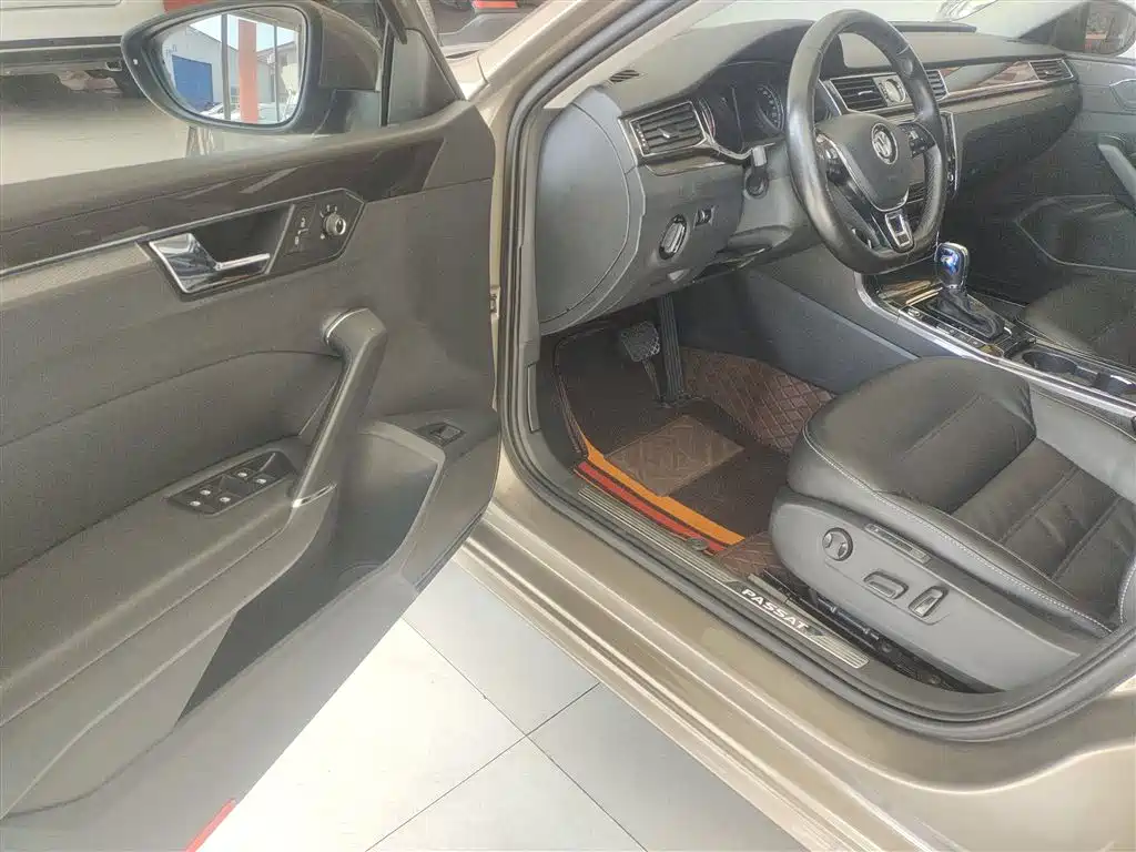 Volkswagen Passat 2017 330TSI DSG Luxury фото 16