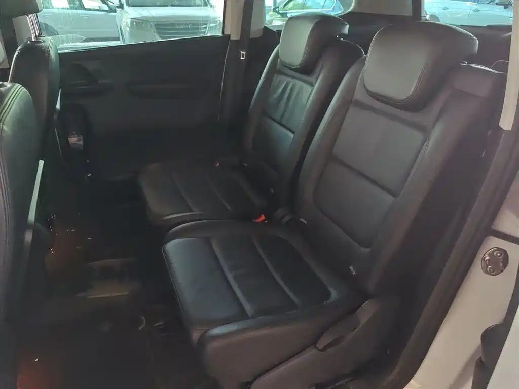 Volkswagen Sharan 2014 2.0TSI Comfort фото 11