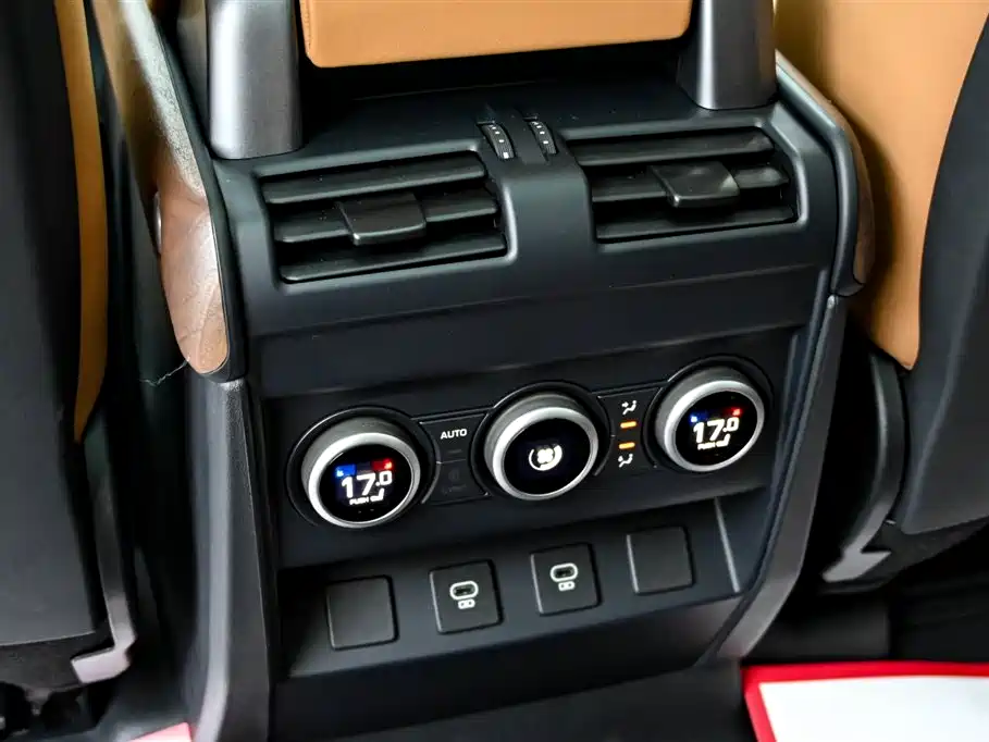 Land Rover Defender 2024 110 3.0T P400 Dark Special Edition фото 36