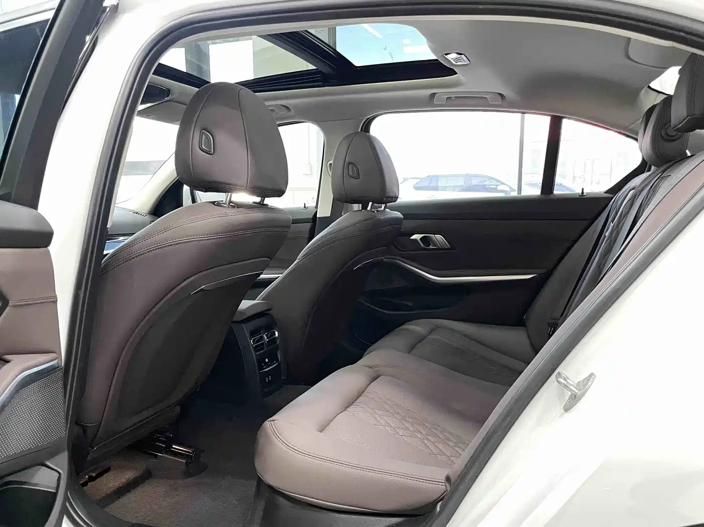 BMW 3 Series 2023 320Li M Sport Package фото 10